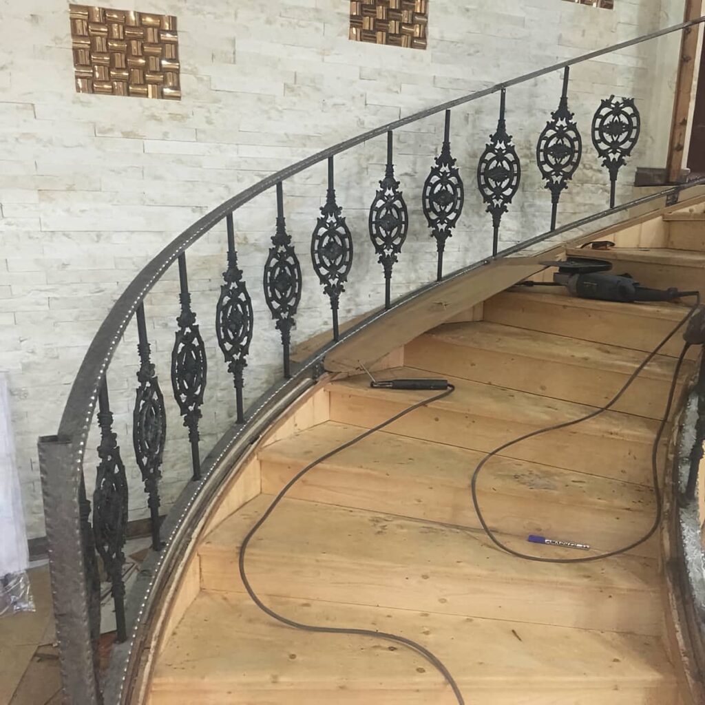 نرده بالکن آپارتمان با طراحی هماهنگ با نمای کلاسیک