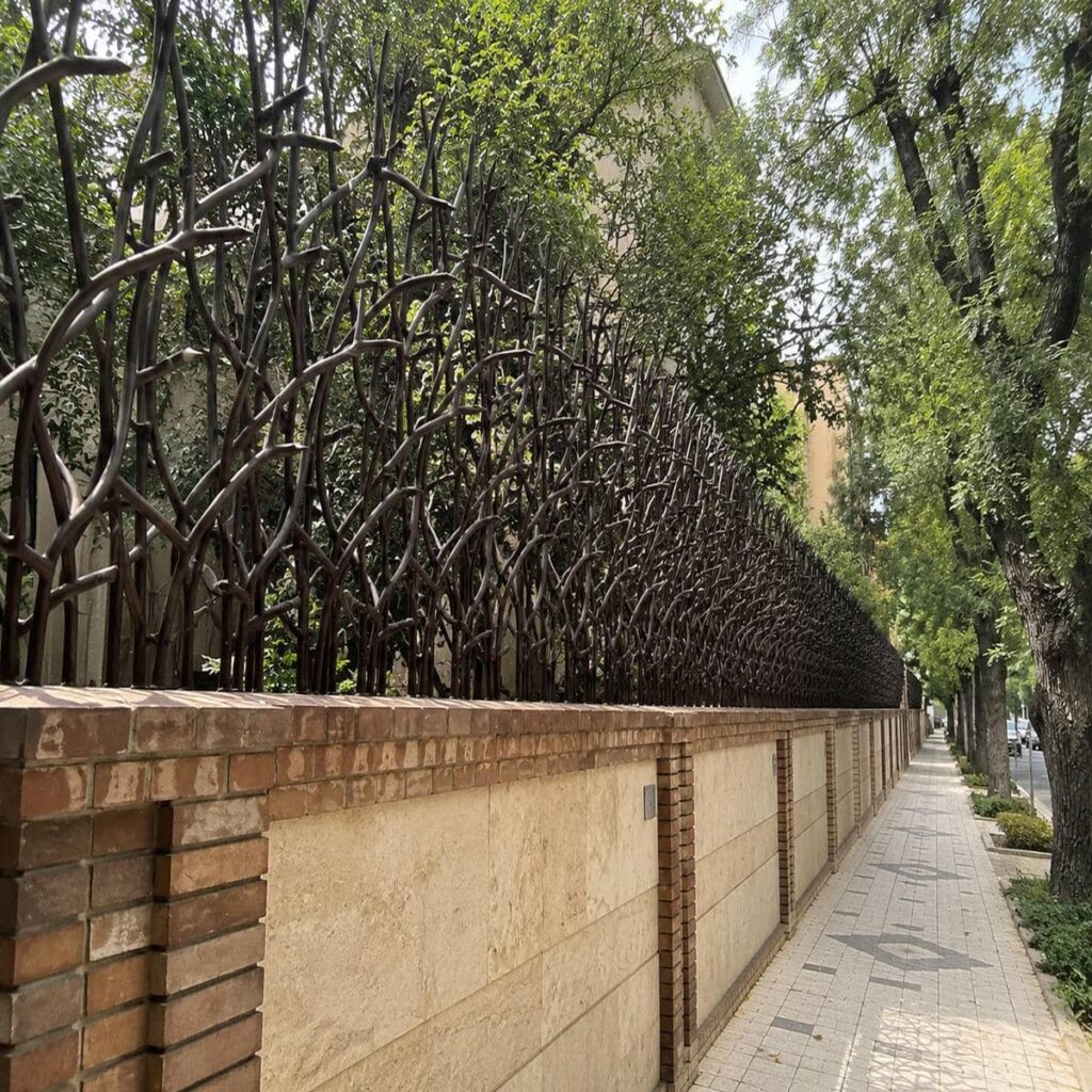 حفاظ شاخ گوزنی آبشاری با فرم منظم برای نمای مینیمال