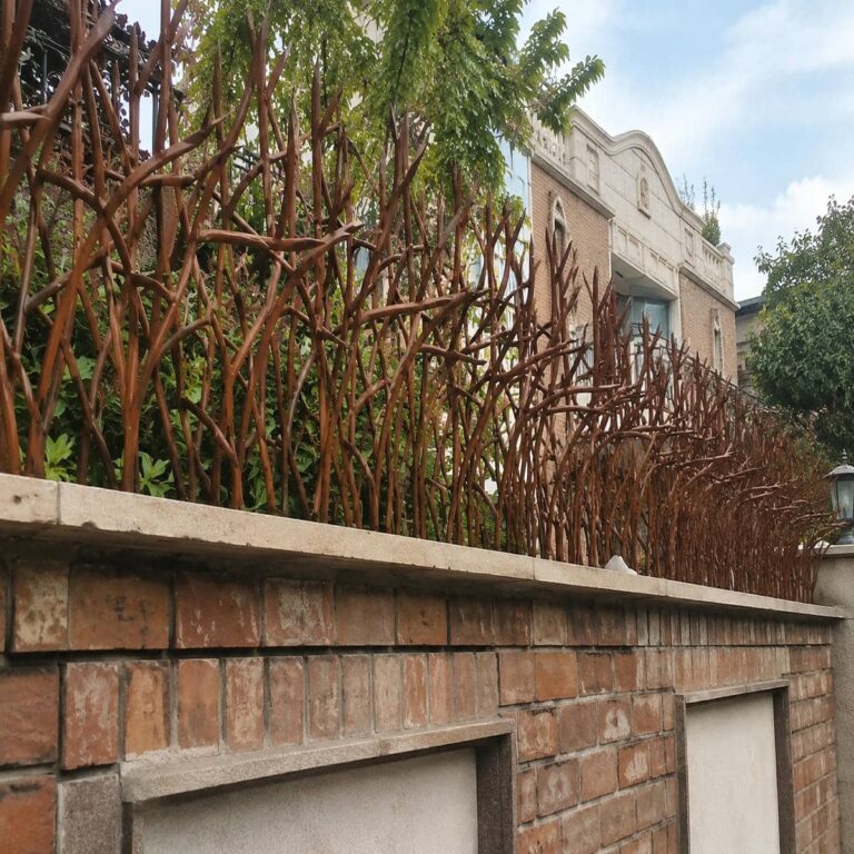 نرده روی دیوار آهنی با نمای کلاسیک ساختمان